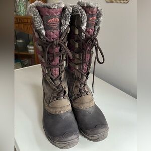 The North Face Shellista II Black Burgundy Quilted Waterproof Fur Boot Wms 10.5